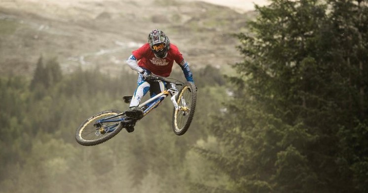 Manobras radicais, como este salto, são esperadas na prova gaúcha do campeonato brasileiro de downhill