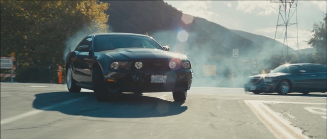 O V8 de 412 cavalos roncou forte nas mãos do ator Ryan Gosling, que interpreta um piloto profissional que vira piloto de fuga de gângsteres