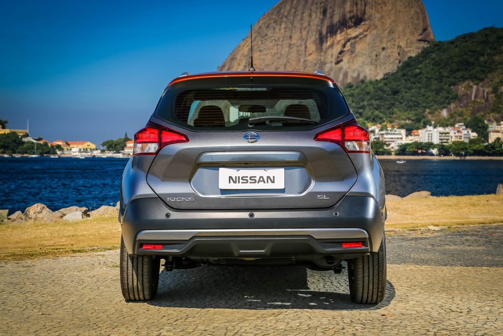 O teto do modelo da Nissan se alonga até os vidros: aspecto de cupê