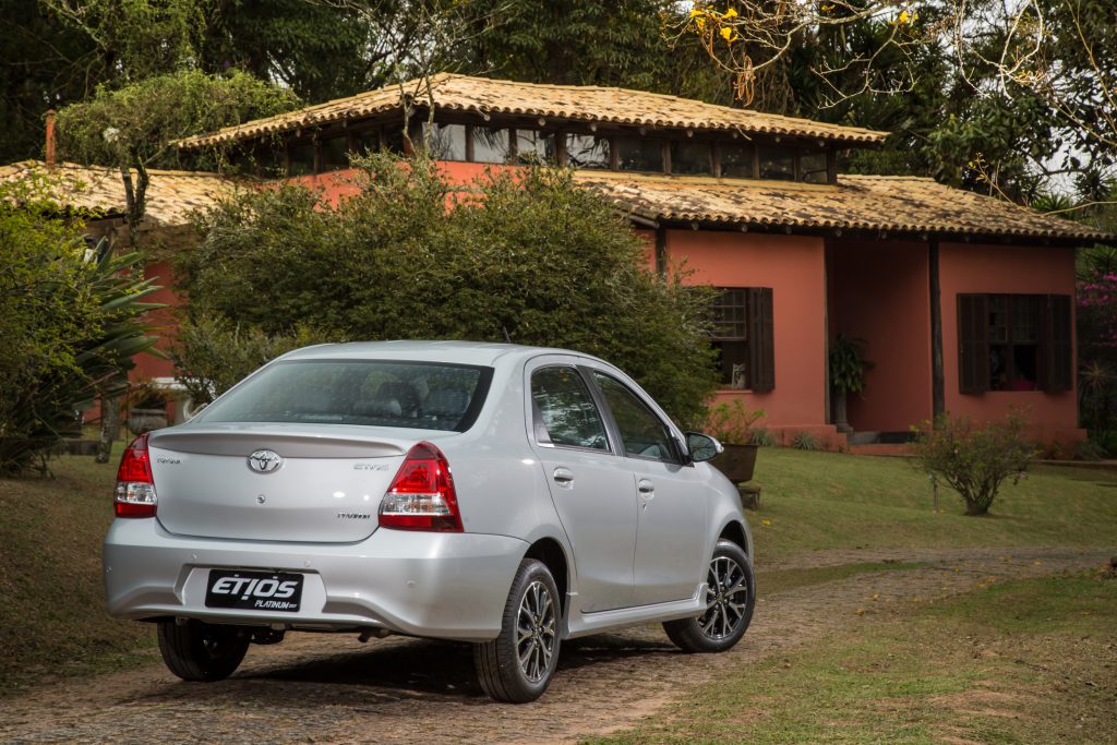 Etios Platinum hatch (acima) e sedã (abaixo): mudanças no visual fizeram os modelos virarem topo de linha