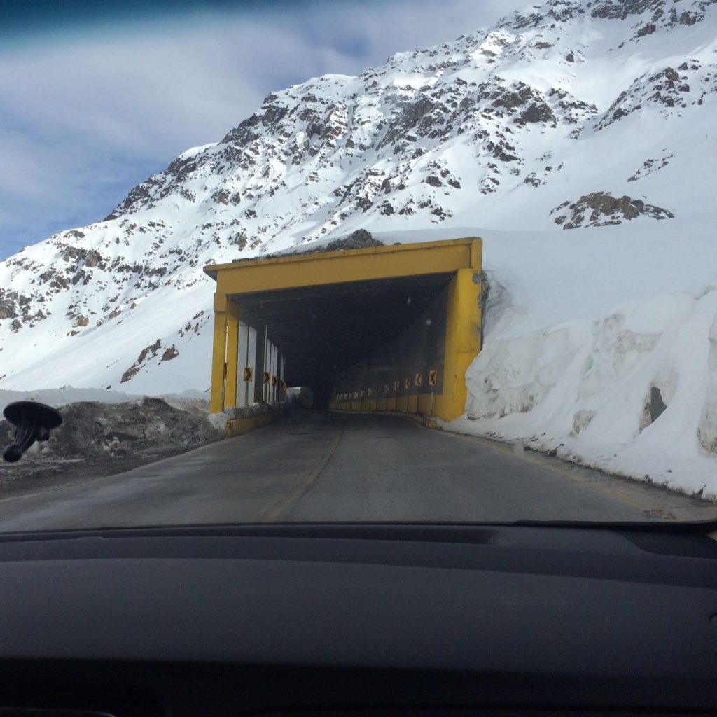 Em Portillo, foram construídas várias barreiras para evitar que a neve bloqueie de vez a estrada