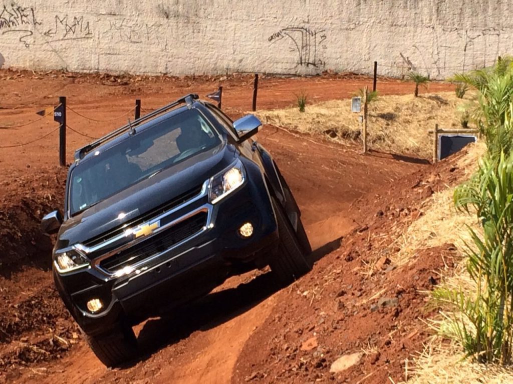 Descidas radicais fazem parte da pista off-road montada em Uberlândia