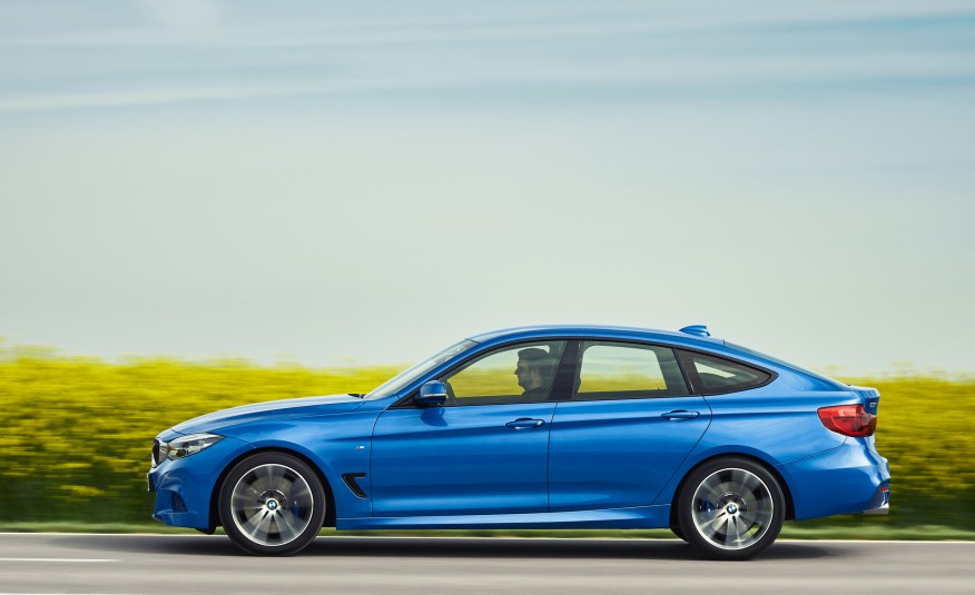 De perfil, fica evidente a mistura de influências de sedã e cupê nas linhas do BMW Série 3 GT