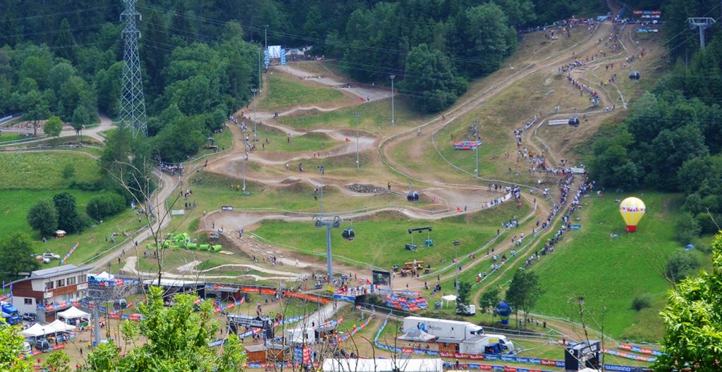 Vista da pista de four X (à esquerda) e final da pista de downhill (à direita)