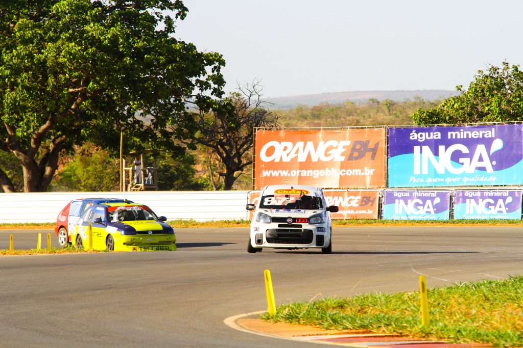 Os carros proporcionaram bons "pegas" no Circuito dos Cristais, em Curvelo