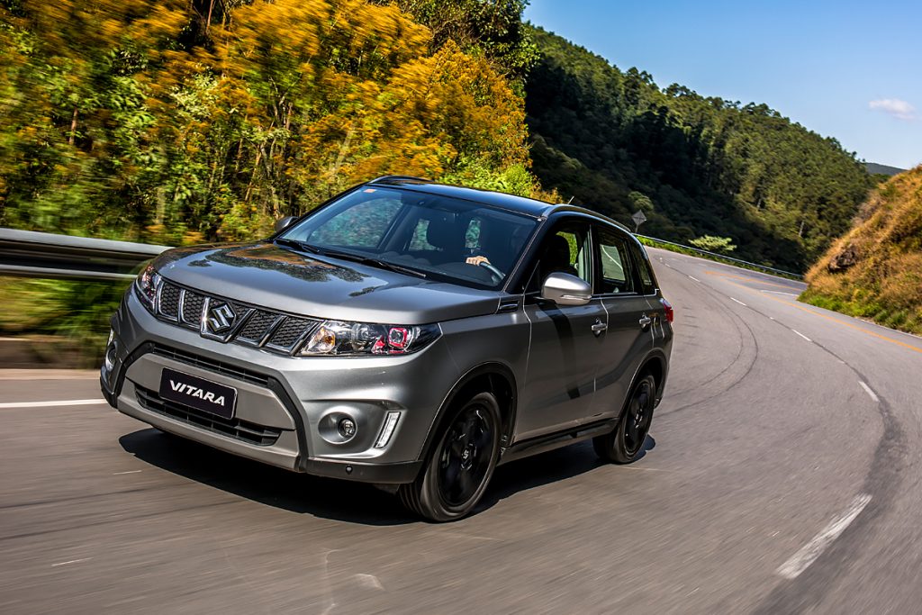 Vitara possui linhas do capô que invadem a lateral, e linha de cintura ascendente que vai ao encontro do para-lamas mais encorpado