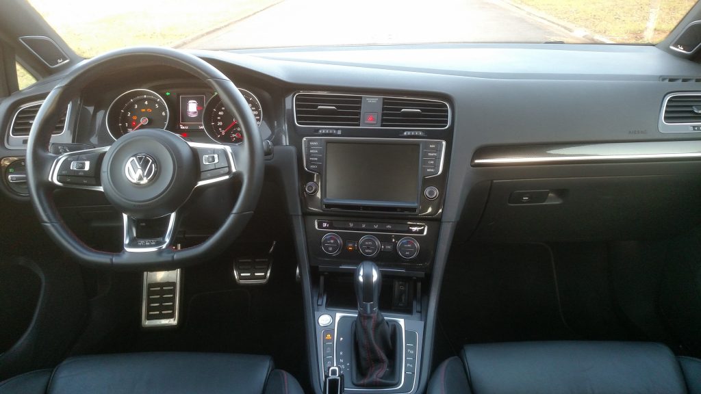 Como um bom esportivo, o GTI tem volante de base achatada e pedaleira em alumínio
