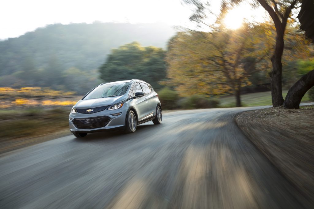 ELÉTRICO E EFICIENTE - Pela primeira vez o Bolt, crossover elétrico da Chevrolet é exibido no Brasil. O modelo se diferencia dos demais pela autonomia, uma vez que pode percorrer 380 quilômetros, porque aproveita a própria energia dissipada em frenagens e também em desacelerações.