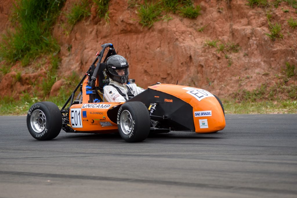 Os veículos participantes passam por avaliações estáticas, dinâmicas, além de um enduro em pista de 22 quilômetros