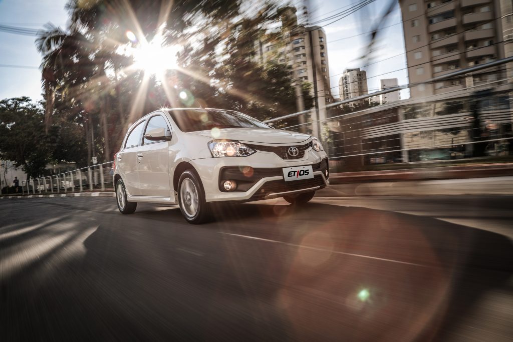 Etios 2018 chega ao mercado brasileiro com desenho renovado, desenvolvido localmente no centro de design brasileiro