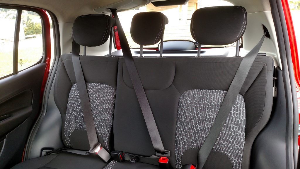 Kit Comfort (opcional) inclui cintos de três pontos e apoio de cabeça para passageiro do meio