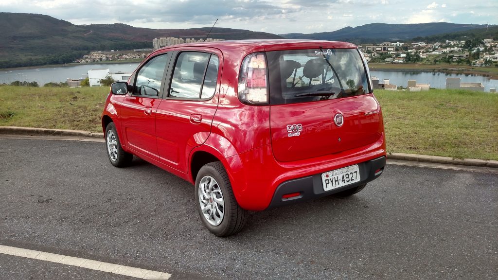 Um sensor de estacionamento traseiro ajudaria bem nas manobras em marcha à ré