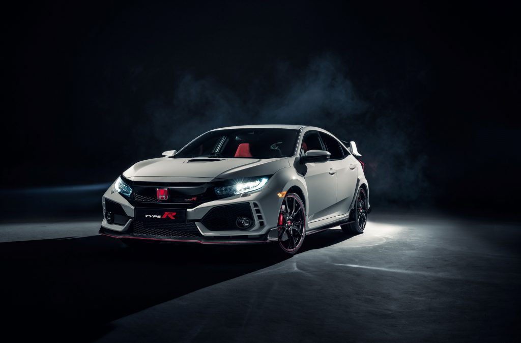 HONDA CIVIC TYPE R – Com lançamento previsto para o mercado europeu no meio do ano, o hatch da marca japonesa é pura esportividade no design e sob o capô, que abriga um motor 2.0 litros Vtec Turbo de 320 cv de potência.