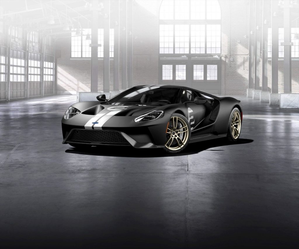 FORD GT HERITAGE- Pela primeira vez que esta versão, inspirada no FT 40 Mark II de 1966, aparece em público. Com produção limitada, o modelo tem carroceria de fibra de carbono, motor EcoBoost biturbo de 647 cv, pintura em preto brilhante ou fosco, e rodas de alumínio de 20 polegadas.