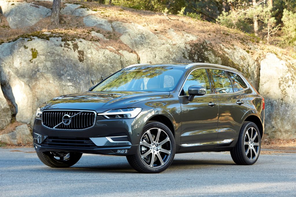 VOLVO XC-60 – O SUV médio de luxo vem para o Brasil no segundo semestre do ano, mas por enquanto se mostra na Suíça. Considerado um dos carros mais seguros da indústria, o modelo possuio City Safety para evitar colisões com veículos que se aproximem vindos da pista contrária.