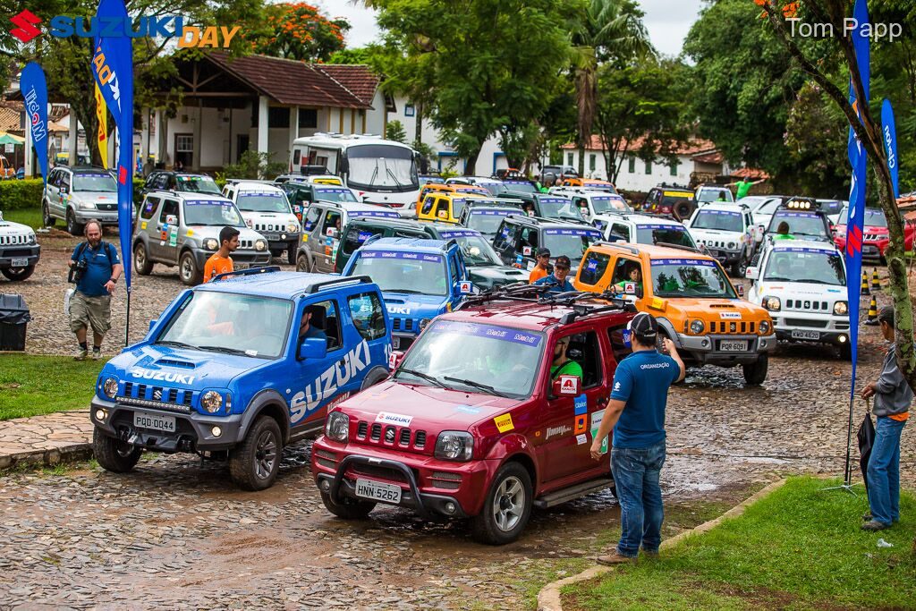 Os suzukeiros se reuniram em frente à rodoviária de Tiradentes para a largada