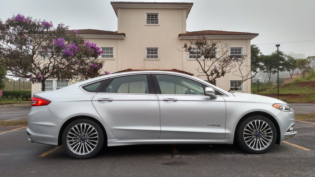 Por fora, o Fusion Hybrid é igual ao Titanium, exceto pelo nome da versão na porta dianteira