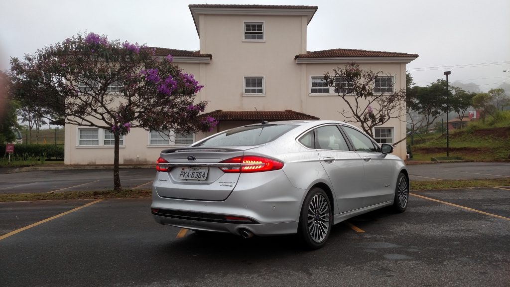 A barra cromada que une as duas lanternas traseiras dá um toque de elegância ao Fusion