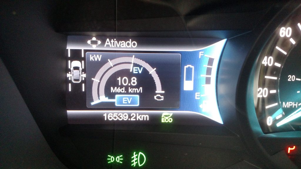 Uma tela informa ao motorista a carga da bateria e o nível de combustível