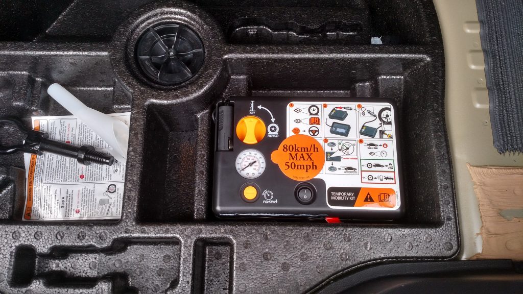 Em vez de estepe, o Fusion Hybrid traz no fundo do porta-malas um kit de reparo