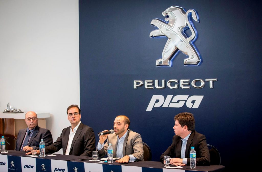 Staff da Peugeot e da nova autorizada de BH, durante evento de apresentação nesta quarta