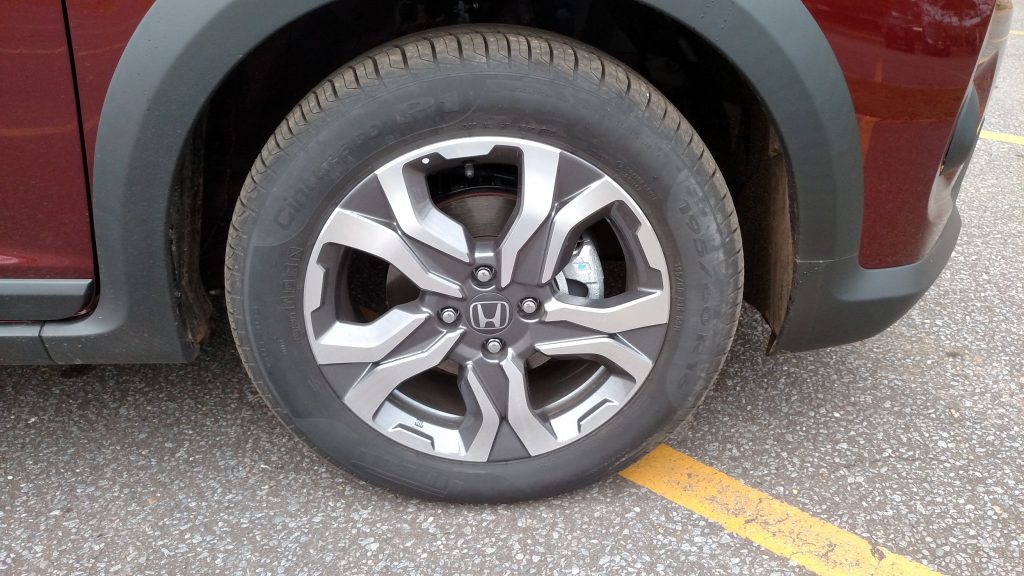 As rodas de liga de 16 polegadas têm bonito desenho esportivo e são calçadas com pneus 195/60 R16, que não são de uso misto