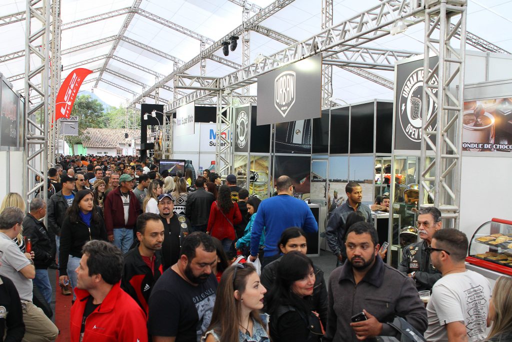 A feira de negócios acontece no Santíssimo Resort, onde acontecem exposições e shows