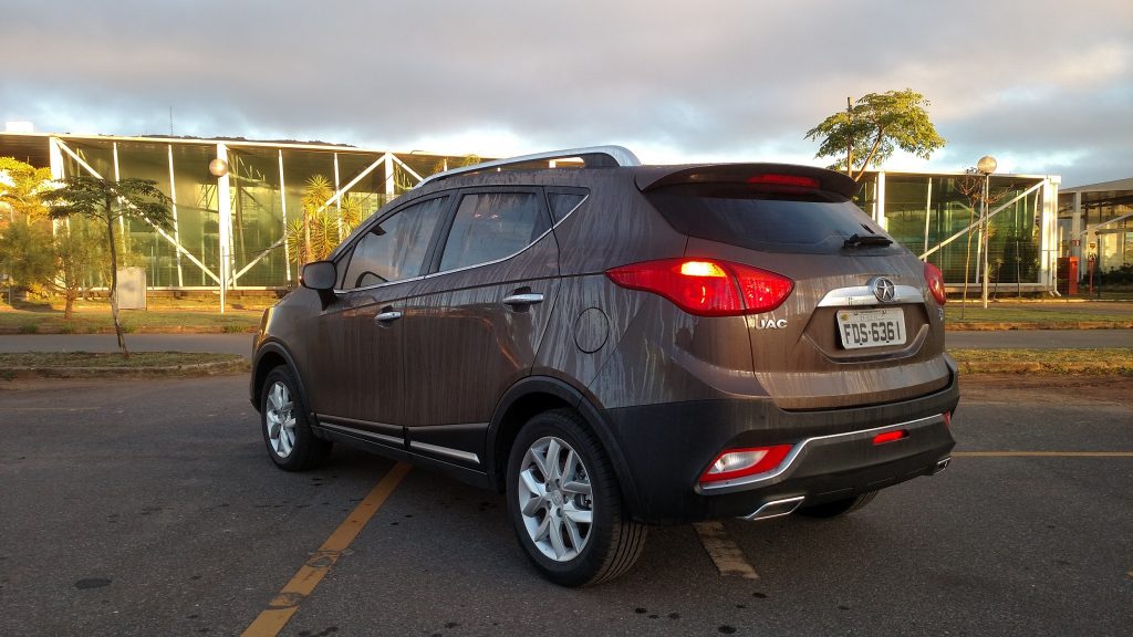Por fora, a única diferença em relação à versão com câmbio manual é a inscrição CVT debaixo da T5