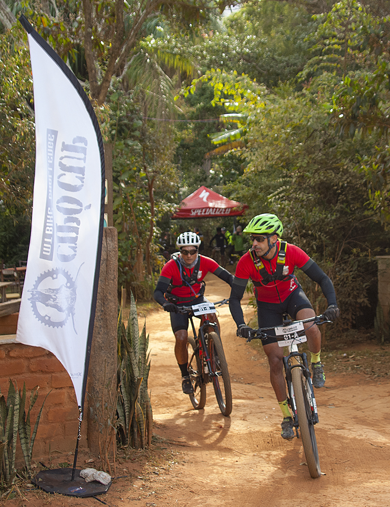 A dupla Maurício Teixeira e Ricardo Purri, vice- campeã, largando do camping na Lapinha para o último dia