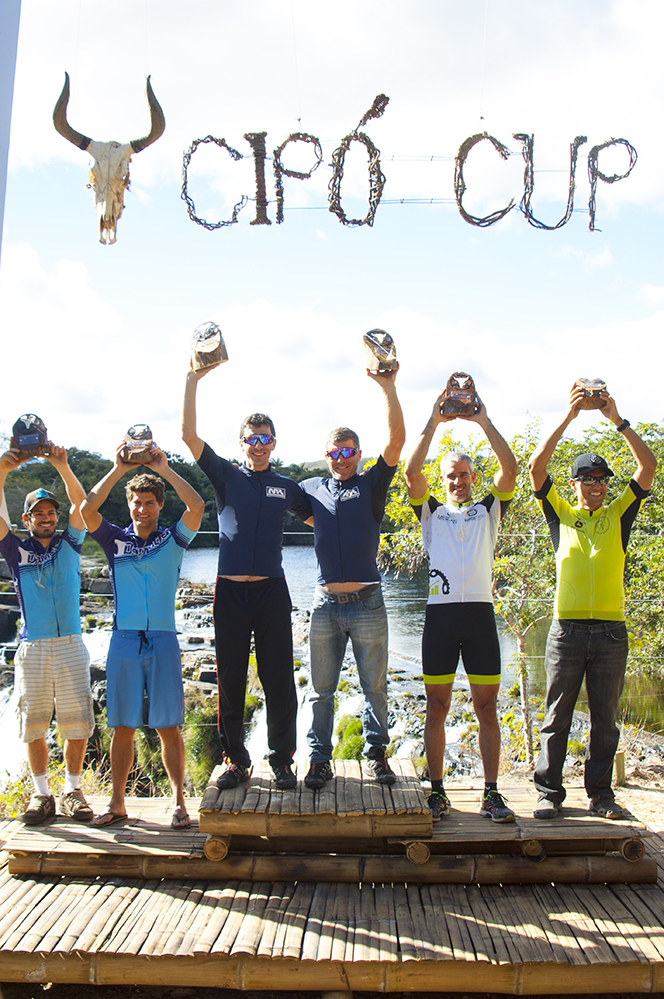 O Pódio montado com as 3 duplas campeãs e ao fundo na Cachoeira Grande. A esquerda dupla Flávio/Lucas, centro Uirá/Guilherme e a direita Maurício/Ricardo