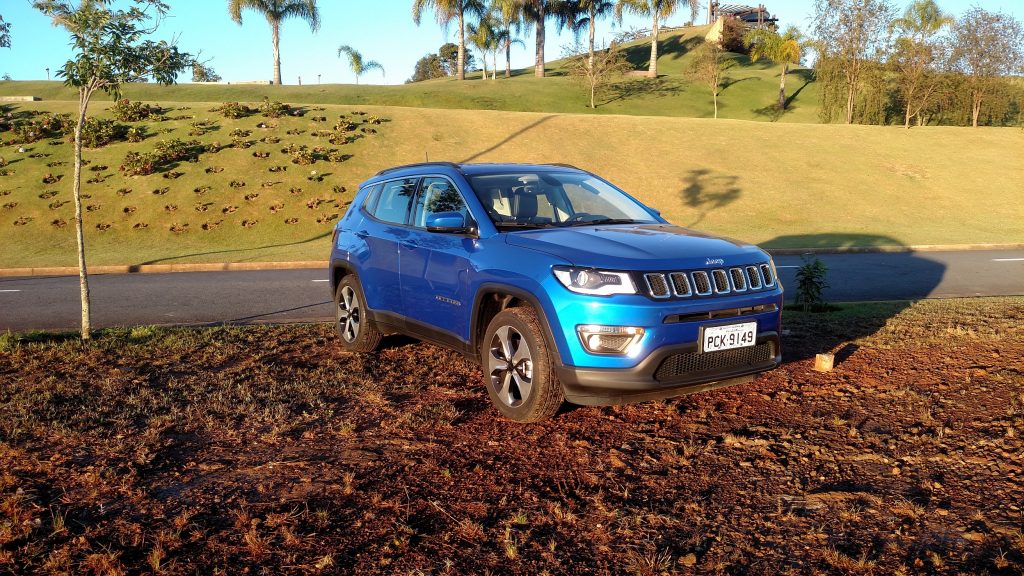 O Compass tem estilo elegante, com a grade dianteira que traz o DNA inconfundível da marca Jeep