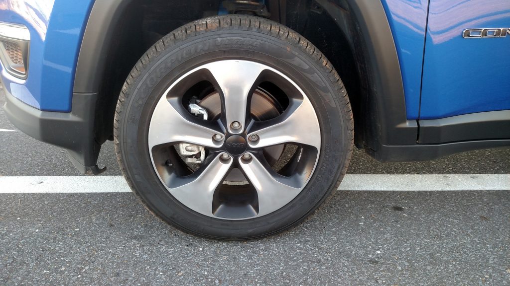 Rodas de liga de 18 polegadas tem desenho bem esportivo e são calçadas com pneus 225/55 R18