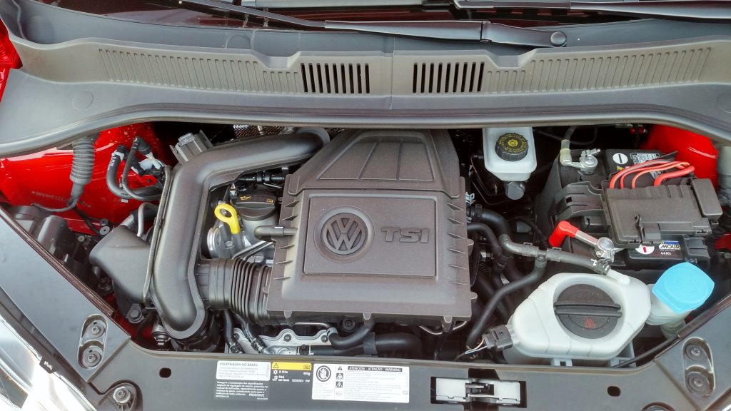 O motor é o mesmo 1.0 TSI, de três cilindros, com turbo e injeção direta, que é muito eficiente