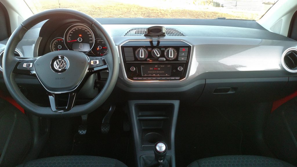 Painel mudou e ganhou instrumentos maiores, de fácil visualização, e o volante parece com o do Golf