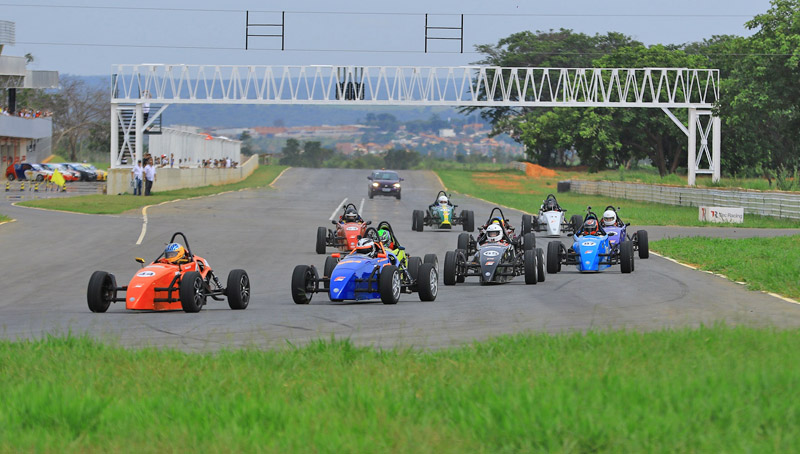 A Fórmula-Vee completa 50 anos de Brasil e tem nos irmãos Fittipaldi os responsáveis pela vinda da categoria ao Brasil