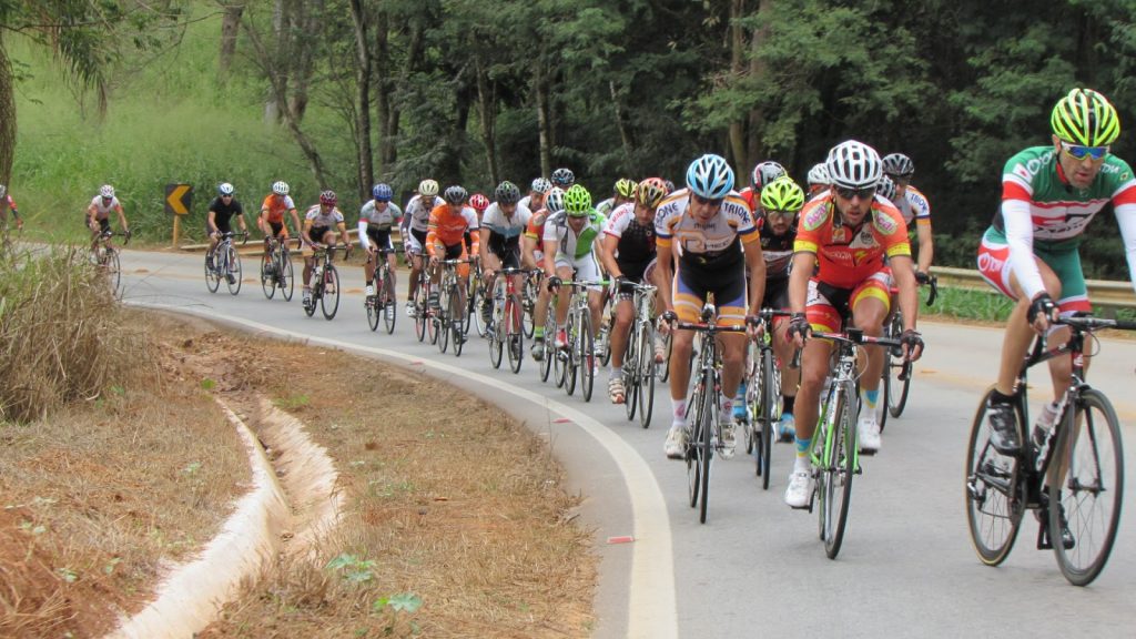 Pedalar com segurança significa utilizar equipamentos obrigatórios, principalmente no asfalto