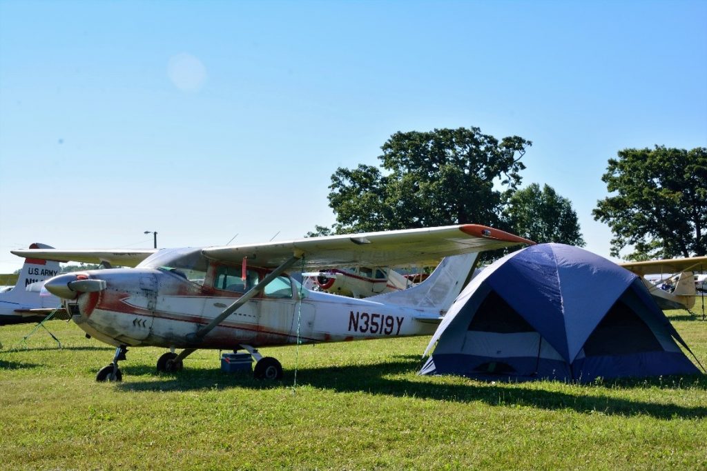 Vir de Anchorage- Alasca em primeira classe, se hospedar no Best Western Premier ou em um Cessna 172 surrado e ficar acampado debaixo da asa, não importa. O importante é estar em Oshkosh