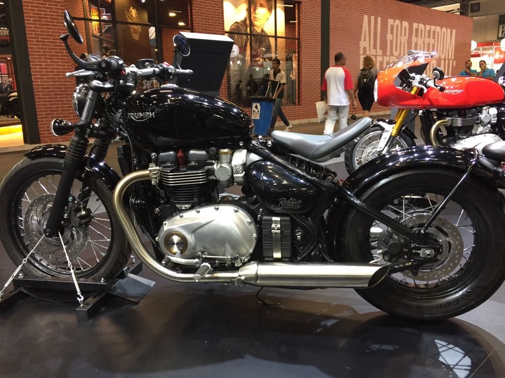 BONNEVILLE BOBBER: Moto no estilo “Bobbe” criado após a Segunda Guerra Mundial, a Bonneville T120 da Triumph tem linhas limpas, assento individual, guidão largo, carroceria e farol mínimos, tanque esculpido, rodas com raios cromados e motor exposto 1.200 cc. (Foto Triumph/Divulgação)