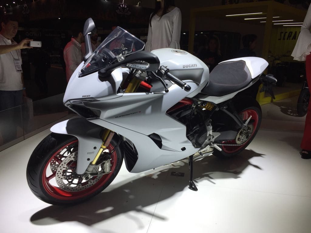 SUPERSPORT S: Haja esportividade na nova máquina da Ducati que promete ser ágil em ruas urbanas e confortável em estradas. Com suspensão ajustável, a moto da marca italiana tem motor de cilindro duplo de 937 cc que desenvolve 113 cv de potência. (Foto Ducati/Divulgação)