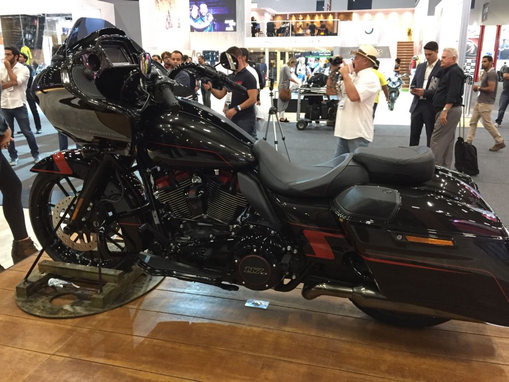 ROAD GLIDE: A “bagger” – moto que permite personalizações extremas - tem estilo único e simboliza o novo visual e desempenho dos modelos CVO da Harley-Davidson. Equipada com o novo motor Milwaukee-Eight 117 (1.923 cc), tem carenagem agressiva em formato “nariz de tubarão” e rodas personalizadas. (Foto Harley-Davidson/Divulgação)