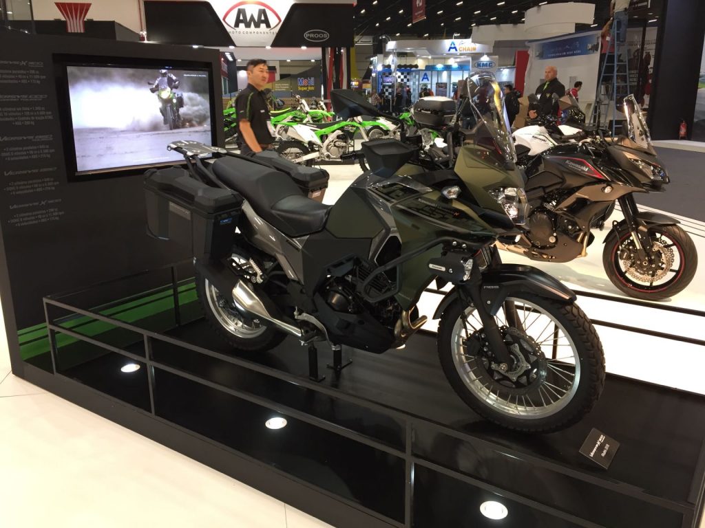 VERSYS-X 300: Voltada ao turismo de aventura, a bicilíndrica da Kawasaki foi projetada para rodar em qualquer estrada, graças às suspensões de longo curso e ao motor de 40 cv de potência. O novo modelo tem ainda as versões ABS e Tourer ABS. (Foto Kawasaki/Divulgação)