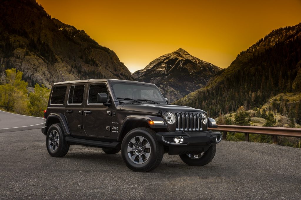 Esta é a versão Sahara do novo Jeep Wrangler de teto rígido e cinco portas que está sendo exibida no SEMA