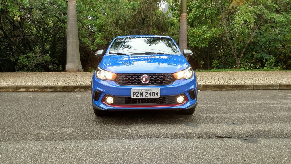 A grade em colmeia e os faróis com máscara negra parecem nitidamente inspirados nos do Fiat Mobi