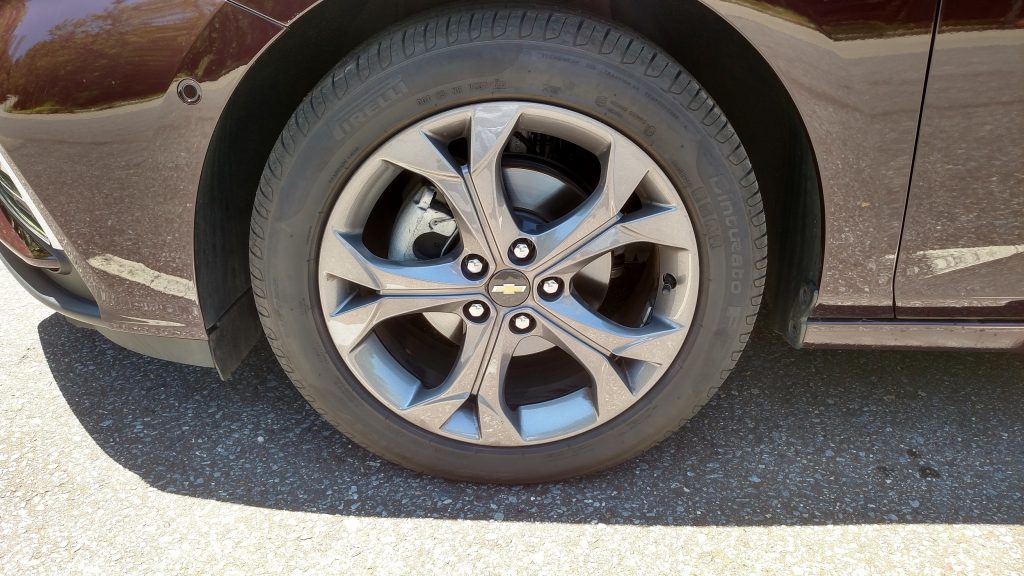 Na cor grafite, as rodas de 17 polegadas tem um bonito desenho vazado e são calçadas com pneus 215/50 R17