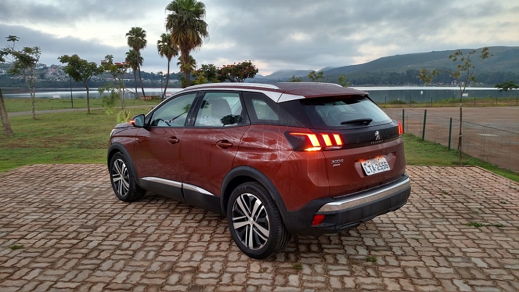 As lanternas de três elementos característicos da Peugeot estão inseridas num aplique na cor preta