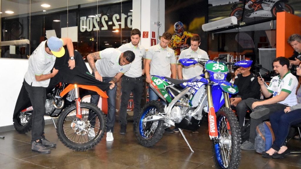 Pilotos mostram suas motos usadas nas disputas pelo Brasil e exterior