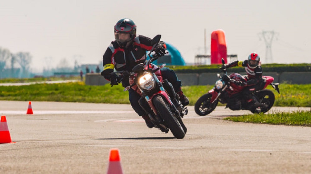 Curso vai incluir tópicos como equilíbrio da moto (Foto: Ducati/Divulgação)