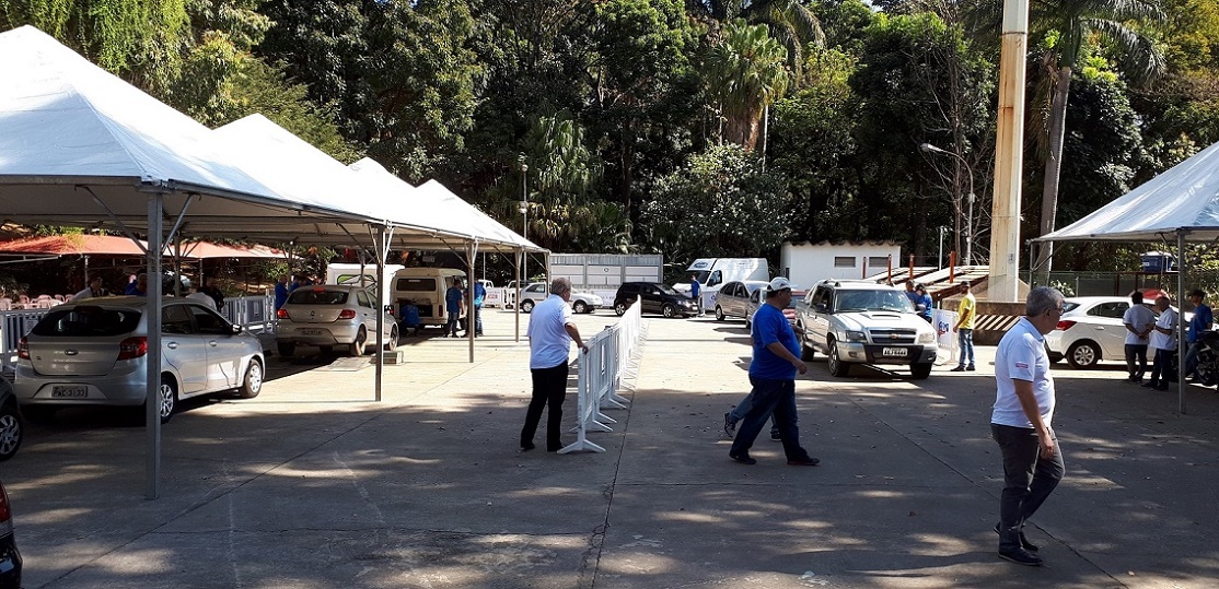 Em uma fila bem organizada, no Pit Stop os veículos passam por várias checagens em sequência (Foto: Eduardo Aquino)