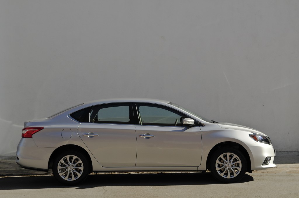 Sentra S - Lateral