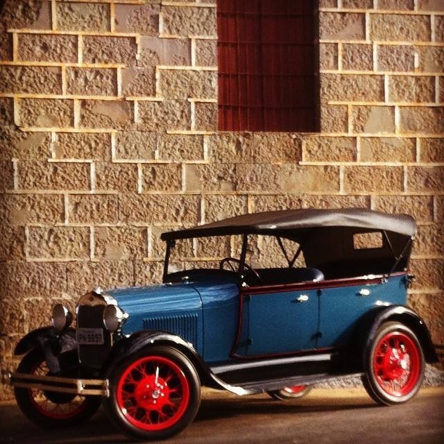 Há também carros mais antigos ainda, como este Ford Modelo A de 1929